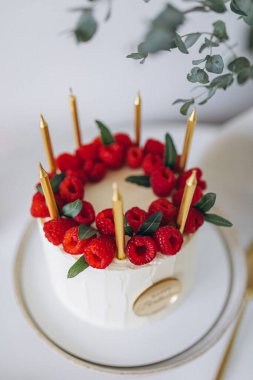 kırmızı çiçekli kek