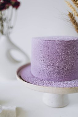 Lavanta çiçekleriyle süslenmiş kek.