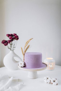 Beyaz pasta, leylak ve mum.