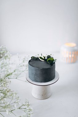 Düğün pastası masanın üstünde.