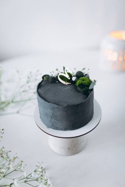 Düğün pastası siyah ahşap bir masada