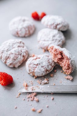 Pudra şekerli ev yapımı ahududu kurabiyeleri.