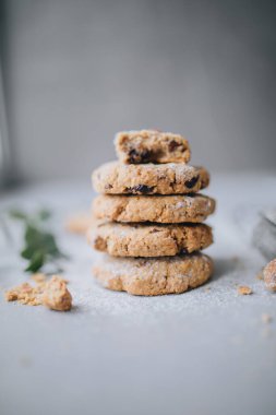 Ev yapımı kurabiyeleri çikolata parçacıklarıyla kapatın.