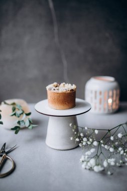 Nefis çikolatalı pasta ve çiçekler masada.