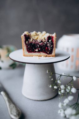 Böğürtlenli ev yapımı kek ve beyaz masada ahududu.