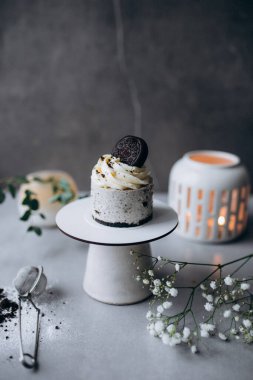 Lezzetli bir çikolatalı kekin dikey yakın çekimi.