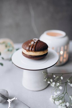 Çikolata kaplı kremalı pasta.