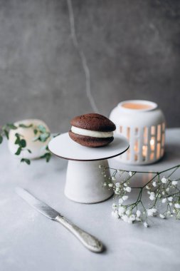 bir plaka üzerinde çikolata cupcakes