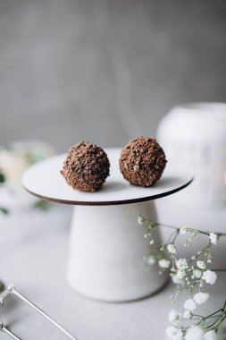 Nefis çikolatalı mantarlar masada.