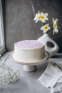 Beyaz tabakta çiçekli nefis peynirli kek.