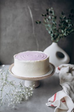 Beyaz bir tabakta çiçeklerle süslenmiş pasta.