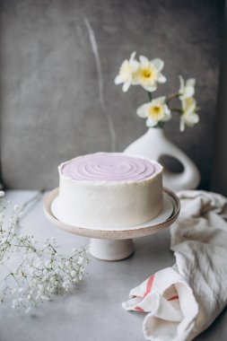 Kek krem ve taze çilek ile