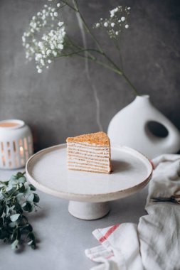 Tabakta bir parça beyaz pasta.