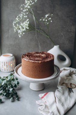 Tabakta kahve ve çayla birlikte çikolatalı kek.