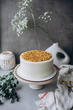 Bir fincan kahve ve bir buket beyaz çiçek..