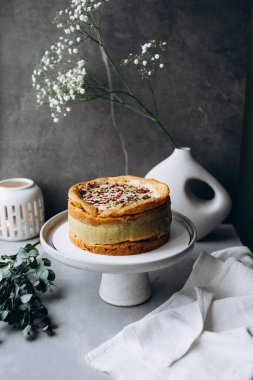Çikolatalı ve fındıklı ev yapımı peynirli kek.