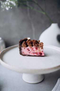 Böğürtlenli lezzetli pasta ve beyaz tabakta nane.