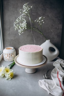 Beyaz arka planda çiçekli güzel pasta