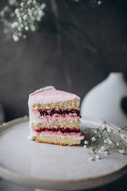 Taze böğürtlen ve kremalı pasta.