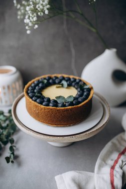 Lezzetli yaban mersinli kek beyaz tabakta.