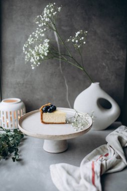 Kremalı ve çiçekli lezzetli taze pasta.