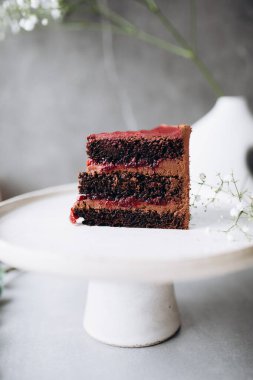 Kırmızı kadife soslu bir parça çikolatalı pasta.