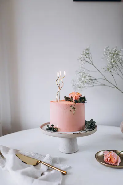 Çiçekli ve mumlu doğum günü pastası