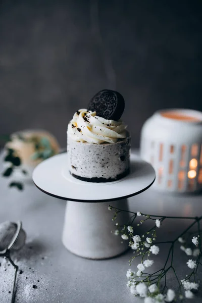 Krema ve böğürtlenle süslenmiş lezzetli çikolatalı pasta. tatlı yemek..