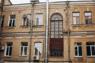 Pencereli eski bina.