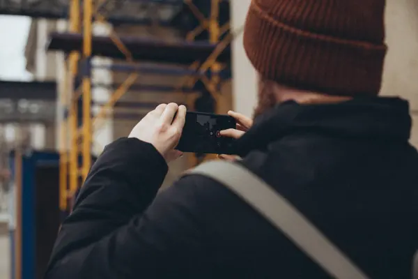 Kyiv şehrinde kamerayla fotoğraf çeken erkek turist