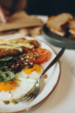 sahanda yumurta ve sebze