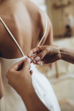 Gelin gelinlik koyarak