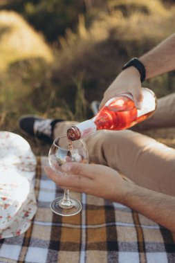 Çift içme şarap piknik