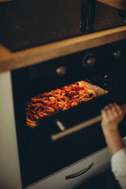 Fırında pişmiş pizzanın lezzetli karışımı.