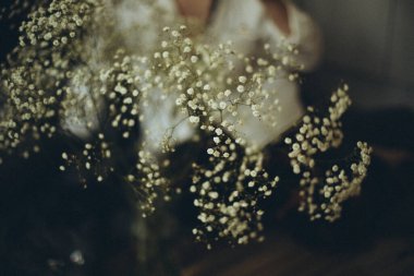 Çiçek buketi ve gelin.