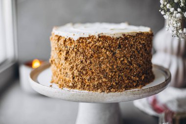 Krem peynirli ve fındıklı lezzetli pasta