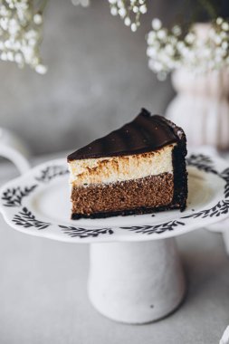 Kremalı ve fındıklı çikolatalı pasta