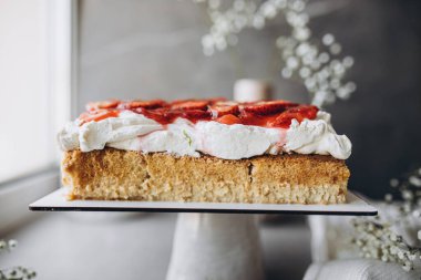 Beyaz tabakta Çilekli pasta