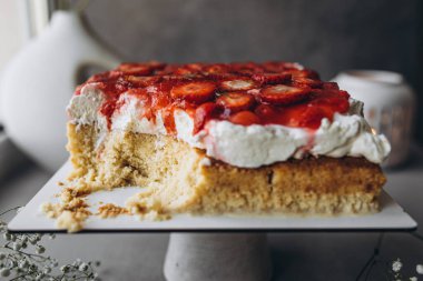 Çilekli Pasta krema ile