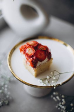 Çilekli ve kremalı cheesecake.