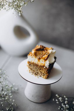 Ev yapımı, fındıklı ve çikolatalı kek.