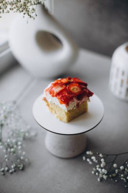 Ahşap arka planda çilek reçelli ev yapımı turta, seçici odaklı.