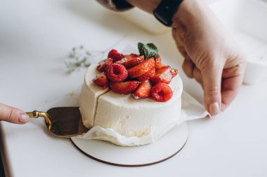 Çilekli lezzetli düğün pastası.