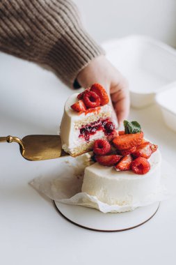 Bir kaşık taze çilekli kekin dikey yakın çekimi.