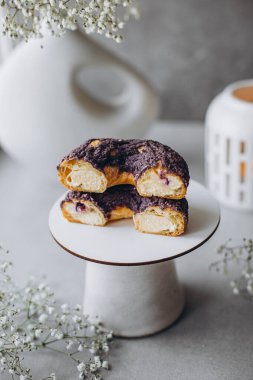 Taze böğürtlenli yaban mersinli çörek. sağlıklı kahvaltı.
