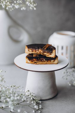 Çikolatalı kek ve bir fincan çay.