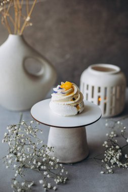 Beyaz arka planda çiçekler ve süslemeler olan güzel bir düğün pastası.