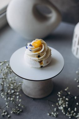 Yaban mersinli kek ve bir fincan çay.