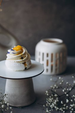 Beyaz tabakta ev yapımı kurabiyeler ve çiçekler.