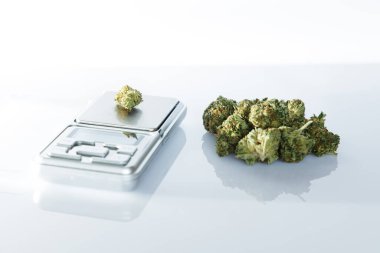 Esrar ürünleri, tıbbi marihuana yığınları, hassas ölçeğin yanında, ilaç almak için güvenli bir yol.